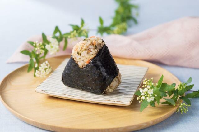 「直巻おむすびおかかと小海老の彩り混ぜめし」＜価格：170.64円（税込）＞【【セブン-イレブン】うれしい！おいしい！「春のごちグルメ」開催！春の行楽ににぴったりな全20品ご紹介♪】