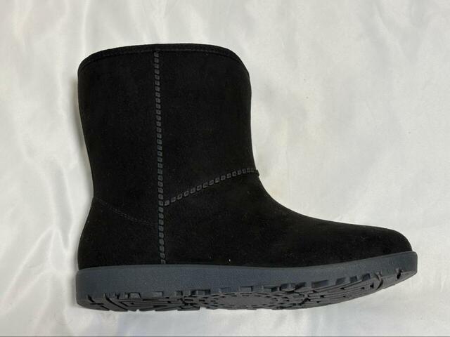 【ワークマン　ムートン風防寒レインブーツ】側面と足首の部分に縫い目のようなラインが入っています