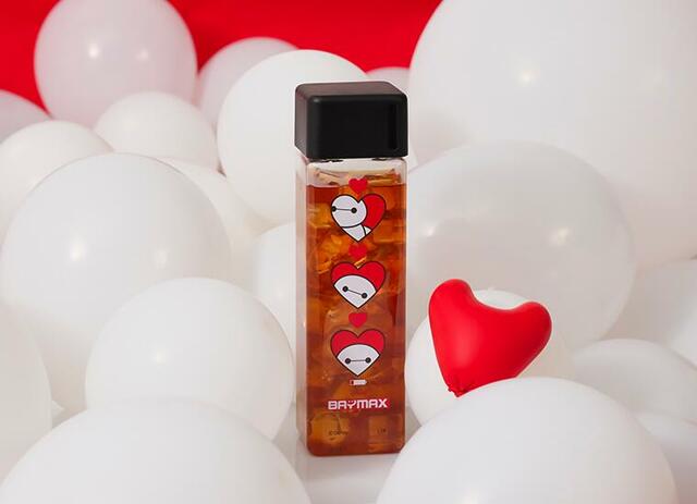 「アイスティー」＜価格：税込690円＞【日本公開10周年「ベイマックス OH MY CAFE」オープン！心もカラダも癒されるメニューやグッズがいっぱい♪】