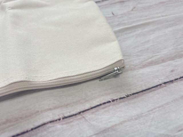 ファスナー付きなのもうれしいポイント！ファスナートップはシルバーです