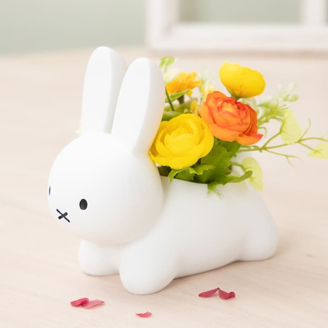 【ミッフィー／Flower Miffy Pop-Up Marche】こうさぎカバーアレンジ パステルイエロー　5,940円／お花を楽しんだあとは小物入れとしても使える、プランターカバーのうさぎが背中にお花を乗せているかのような、アートフラワーのフラワーアレンジメント