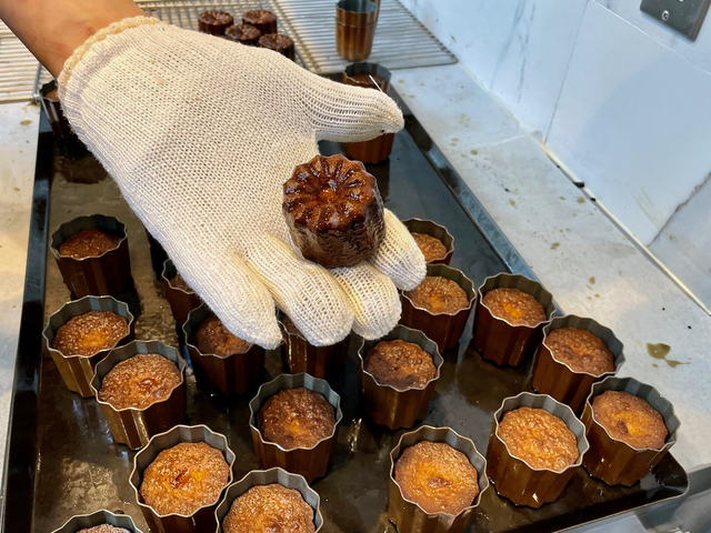 【LE TREIZE】焼き上がったばかりのカヌレ。軍手を３枚重ねでないとさわれないぐらい高温だそうだ