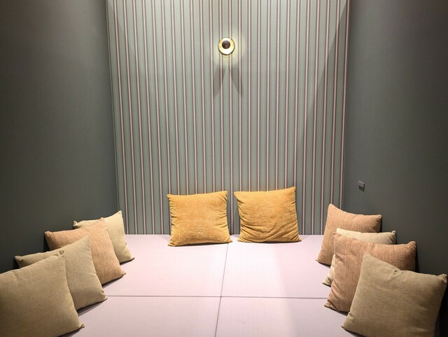 【星野リゾート 1955 東京ベイ】「2nd Room」のカーテン付きの半個室では靴を脱いでゴロゴロとくつろげる