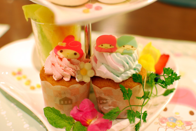 キキ＆ララ・マイメロディ40thアニバーサリーカフェ／オシャレにお祝いデザートタワー