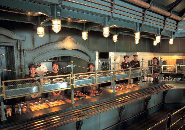 ヴォルケイニア・レストラン　©Disney