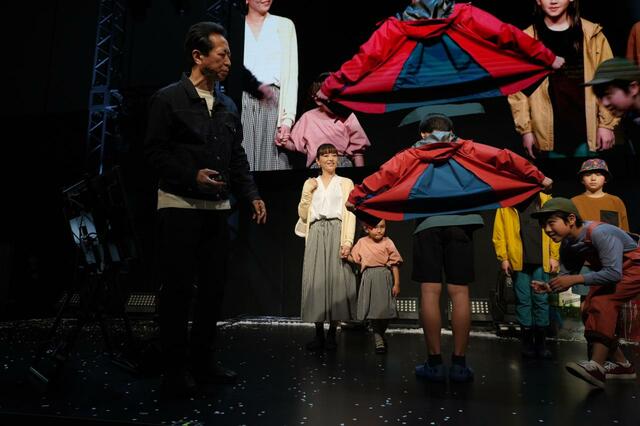 「ワークマン春夏新製品発表会」ステージにて人気のレインウェア披露