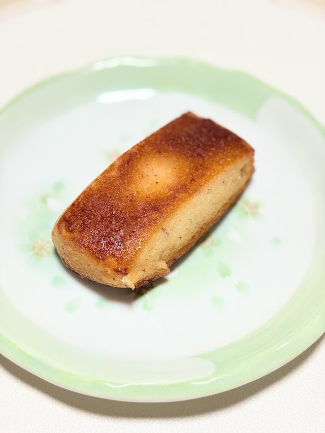 【セブン-イレブン　お店で焼いた焦がしバター香るフィナンシェ 】裏面もしっかりとした焼き目がついています