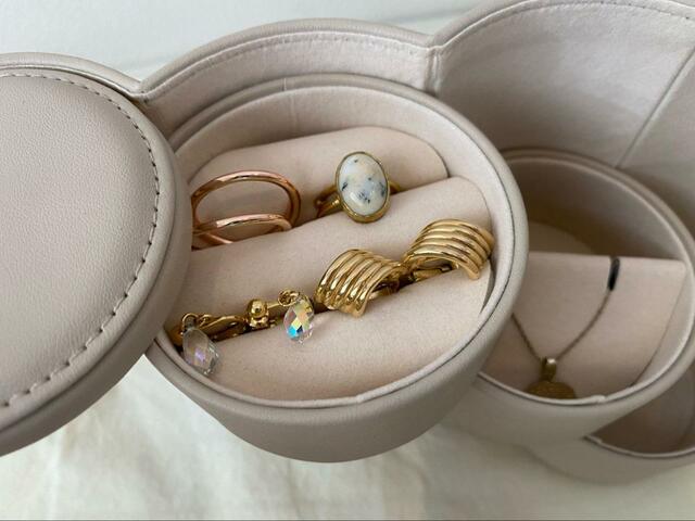 【ニトリ】デコホーム商品「筒形ジュエリーケース」最上段はリングなどのアクセサリーを挟むことのできる部屋