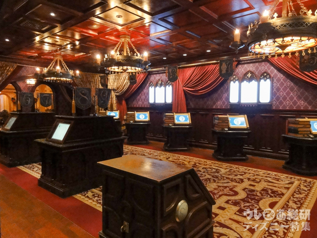 朝食と夕食は、ここのレジで注文する。夕食では、ここでビーストのグリーティングが行われる。