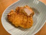 【ロピア 冷凍とり天】切った断面から、やわらかい鶏むね肉が顔をのぞかせる♪パサつきゼロのしっとり肉質が◎