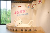【「誕生50周年記念 ノンタン ずっとともだち!!!」展】展覧会の入口にはすやすやと眠る全⻑2.5メートルの巨⼤ノンタンが！