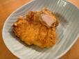 【ロピア 冷凍とり天】切った断面から、やわらかい鶏むね肉が顔をのぞかせる♪パサつきゼロのしっとり肉質が◎