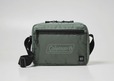 【『Coleman BRAND BOOK #08 ショルダーバッグ KHAKI』(宝島社)】価格:3949円、宝島チャンネル、ローソン、HMV&BOOKS onlineで販売。書店での取り扱いはなし。
