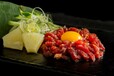 「ハイグレードコース 牛ユッケ」<期間:2026年7月31日まで>【大トロ、うに、いくら、馬刺し寿司、オーダーメニュー全品が食べ放題!特別価格のスペシャリティコースは7月末まで!】