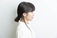 三つ編みが苦手なら、顔まわりの髪を左右一掴みずつ垂らした後、後ろでひとつに束ねて、毛先をゴムに入れ込むだけのスタイルもアリ