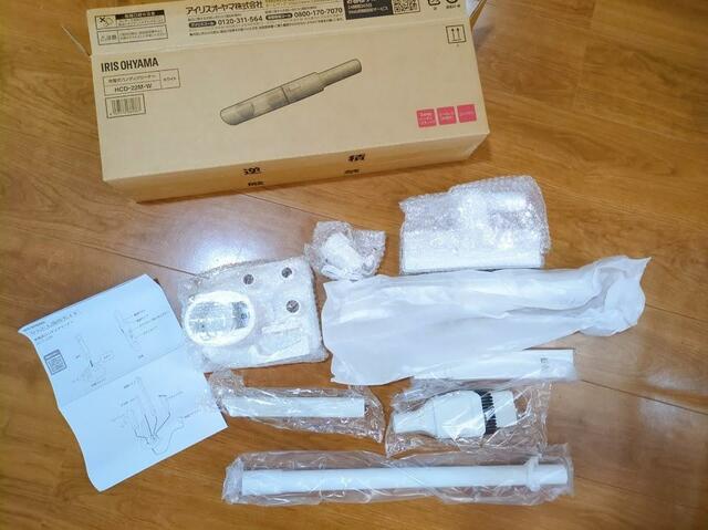 【アイリスオーヤマ ハンディクリーナーマルチツールセット】付属品は多めですが、充電スタンドにすべてスッキリ収まる設計です