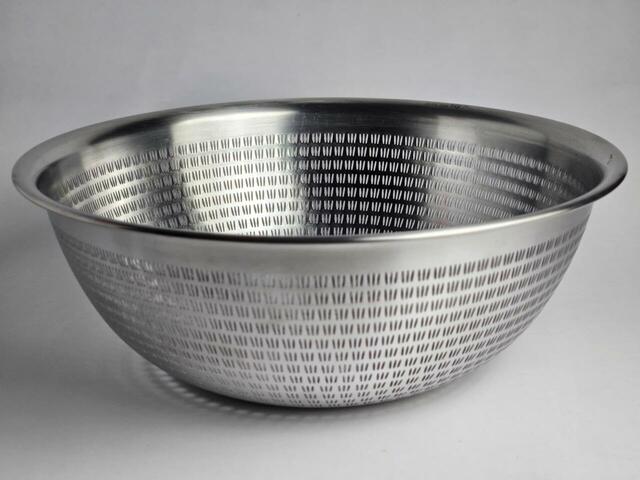 「持ちやすさと洗いやすさを考えられたデザイン」＜期間：1,570円〜6,330円＞【ありそうでなかった“ザル”が完成！洗浄も水切りもストレスフリーな「TKG 18-8ステンレス スリットボール」登場！】