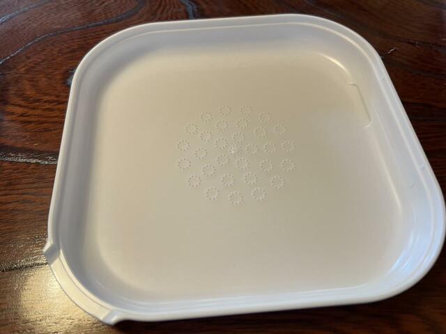 【ニトリ　スライサーザルボウルセット】フタの裏側がおろし器になっています