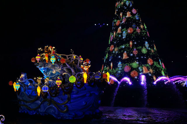 カラー・オブ・クリスマス　ツリーと船