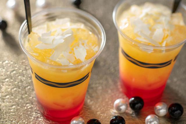 スペシャルカクテル（ライチーリキュール＆グレープフルーツ）｜780円｜リフレスコス スパークリングカクテル（チョコレートリキュール＆オレンジ）｜780円｜ノーチラスギャレー