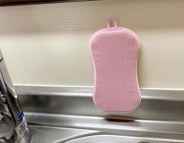 【3COINS】吸盤つきシリコーンたわし／吸盤付きで収納場所にも困らない！