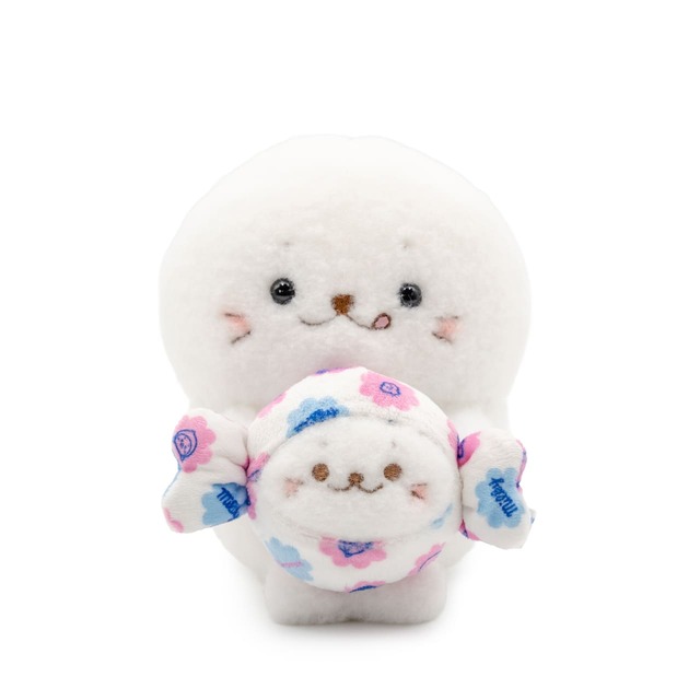 【ペコちゃん×しろたん】「しろたんミルキーハグマスコット」2,800円　しろたんが「ミルキーしろたん」をぎゅっとハグしている姿がキュート