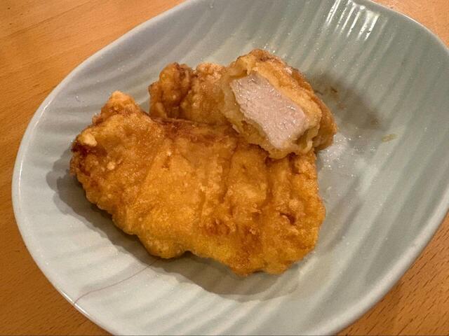 【ロピア 冷凍とり天】切った断面から、やわらかい鶏むね肉が顔をのぞかせる♪パサつきゼロのしっとり肉質が◎