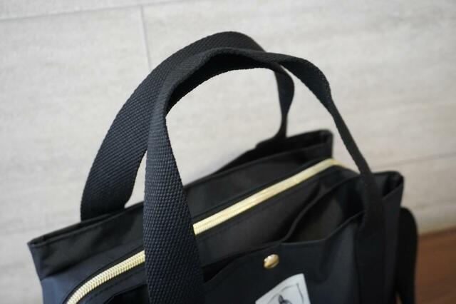 バッグ本体とは異素材のハンドル部分