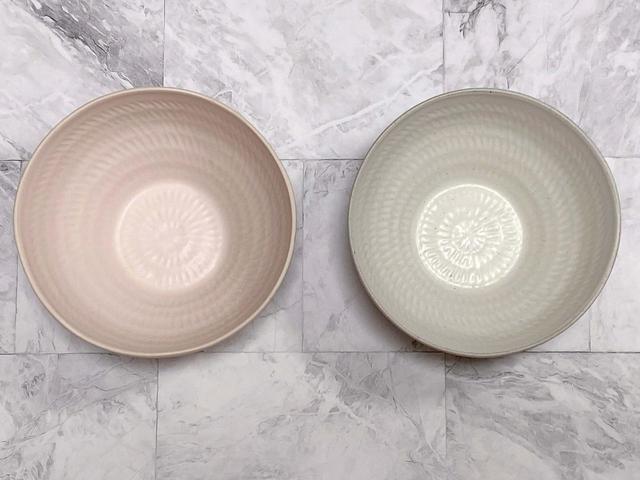 【ナチュラルキッチン】茶碗　飛鉋ピンク・ホワイト／各税込330円