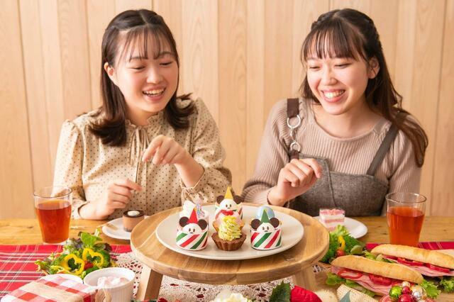 東京ディズニーリゾート・フローズンセレクション　アソーテッド・ミニケーキ 4,000円｜「ディズニー・クリスマス」スペシャルグッズ｜東京ディズニーリゾート40周年“ドリームゴーラウンド”｜発売日：2023年11月7日（火）｜販売店舗：東京ディズニーリゾート・アプリ