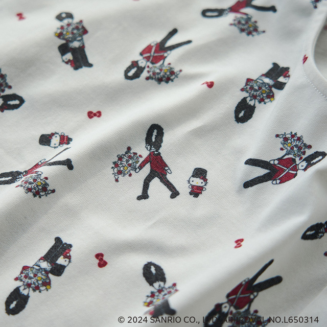 人気のヴィンテージソルジャーと近衛兵に扮したハローキティが全面にプリントされたプルオーバー。ハローキティのアイコンでもあるリボンのモチーフを裾にデザイン。