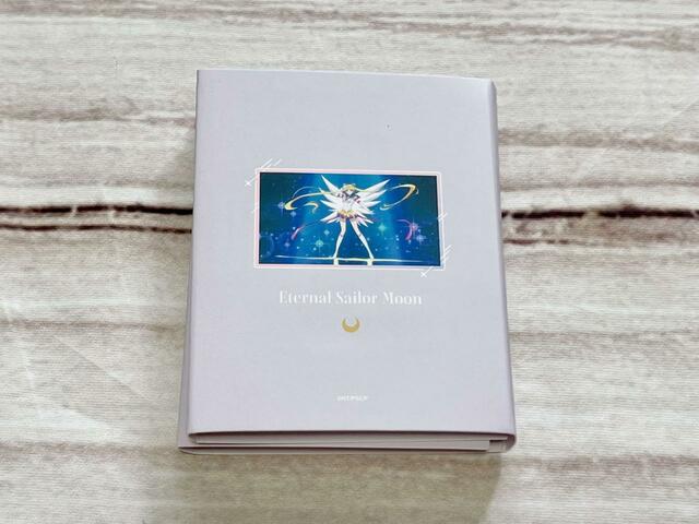 淡いパープルがかわいい♡閉じたときのサイズは約縦9cm×横7cm× 厚み1.4cm【3COINS×セーラームーン】ふせん/330円(税込)