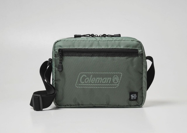 【『Coleman BRAND BOOK #08 ショルダーバッグ KHAKI』(宝島社)】価格:3949円、宝島チャンネル、ローソン、HMV&BOOKS onlineで販売。書店での取り扱いはなし。