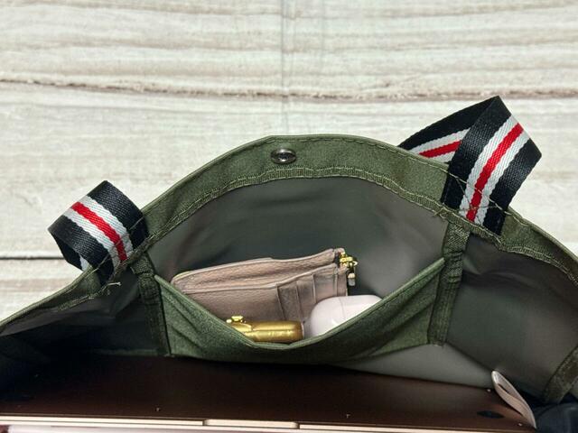 ポケットにはフラグメントケースやイヤホンなどのよく取り出すものを収納