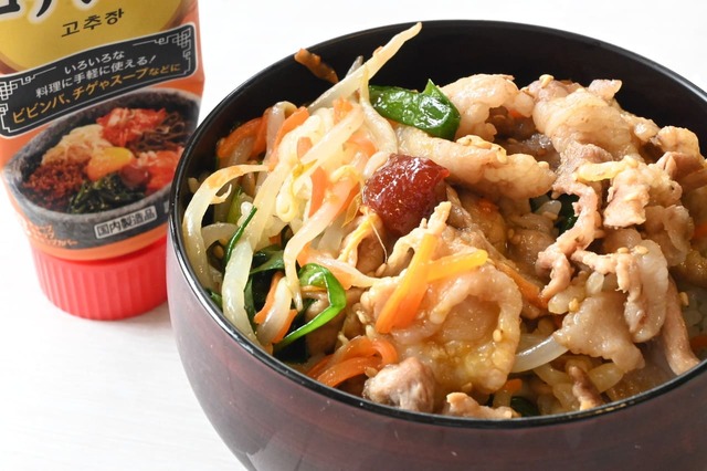 【ワンパン！石焼風ビビンバ】豆板醤やコチュジャンはあとのせでアレンジしてもおいしい！