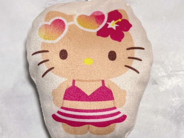 水着を着た日焼けキティちゃんのイラストプリント入り!ダイカット風デザインがキュート♪