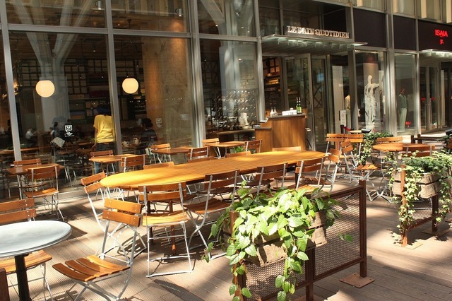 テラス席もありますよ　／　ル・パン・コティディアン