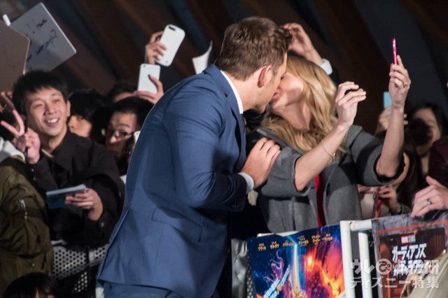 奥さんのアンナ・ファリスとキス!