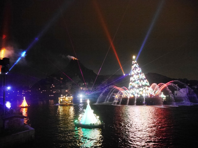 カラー・オブ・クリスマス　サーチライトが夜空を彩ります