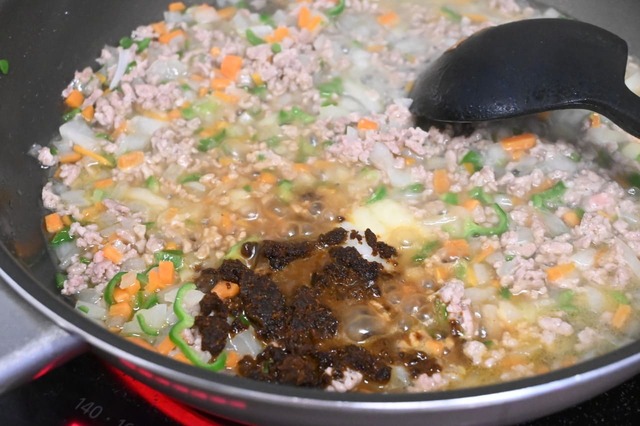 【ナマステキーマカレー】ひき肉の色が完全に変わったら、水・調味料を投入する