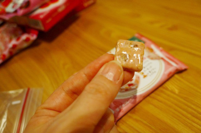 森永製菓　 おいしくモグモグたべるチョコ＜蜜づけいちご＆４種の素材＞　119円