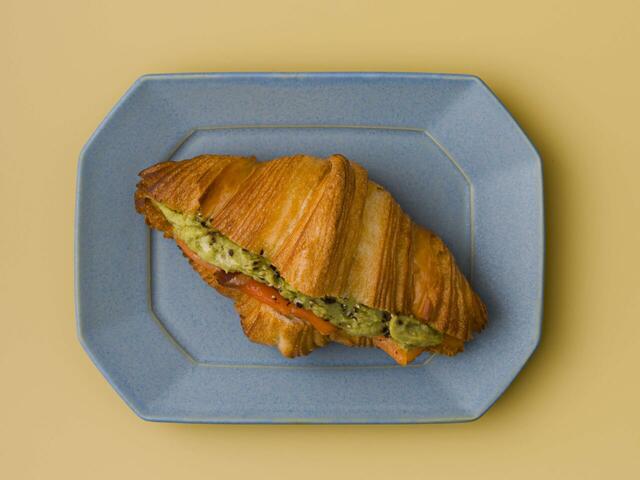 春薫るサーモンとアボカドのフムスクロワッサン　1個　550円（テイクアウト・イートイン共通）  ／ROKUMEI COFFEE CO.（グランスタ丸の内／改札外B1 丸の内地下北口改札）【JR東京駅「グランスタ」春のパンフェア2026】