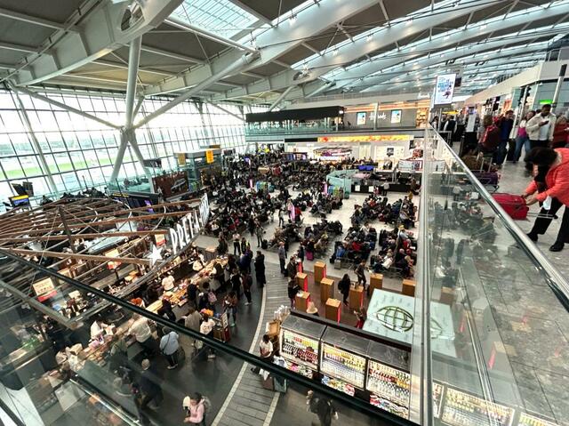 人が生きている。世界は動いている。ロンドンのヒースロー空港でそれを実感