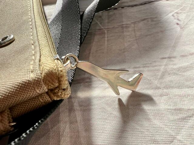 ファスナーチャームはなんと飛行機！かわいいです♪