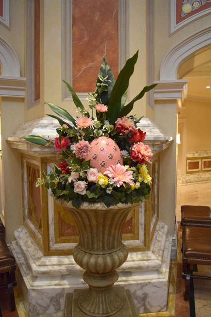 初めてイースター装飾が施された東京ディズニーシー・ホテルミラコスタ ©Disney