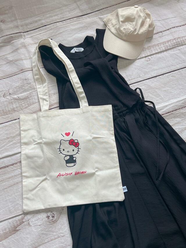 大人っぽいブラックのロングワンピースにキャップとトートバッグを合わせてカジュアルダウン♪