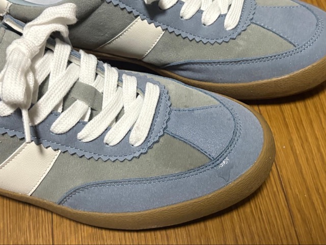 【GLOBAL WORK エアかるクラシックスニーカー】撥水機能も付いています。水を垂らしてみたところ、表面に染み込む感じはありましたが中まで濡れることはありませんでした◎