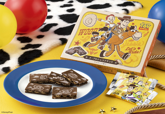 8枚入 1,188円(本体価格 1,100円)  8枚入アクリルキーホルダーAセット 1,760円(本体価格 1,600円)【Disney SWEETS COLLECTION by 東京ばな奈「トイ・ストーリー/メープルショコラサンド」】