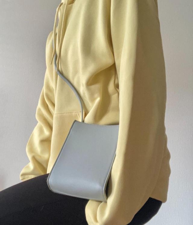 【GU スクエアネックポーチ】カラー×カラーでもなじむ春色