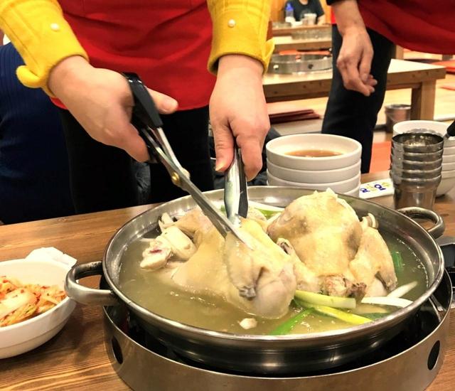 鍋の火加減や鶏肉の切り分けは店の人におまかせ